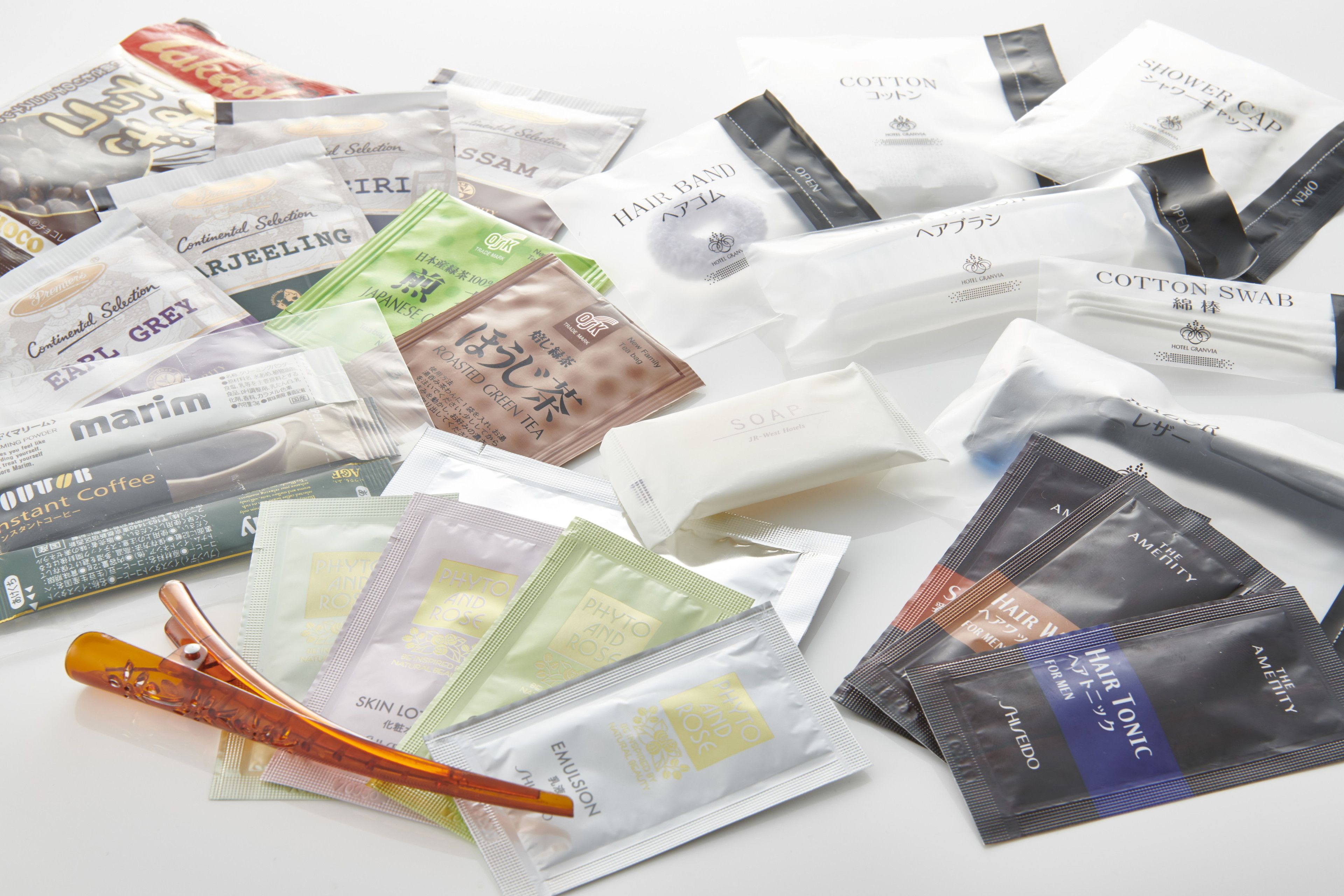 combined shower/bathtub, deep-soaking bathtub, free toiletries