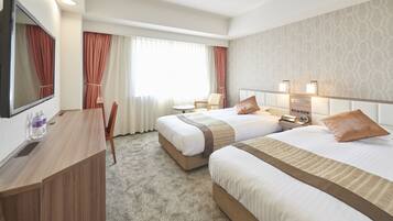 Premium bedding, desk, blackout drapes, soundproofing