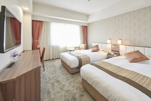 A hotel room with two beds, a desk, a TV, and a window with curtains. - Hotel Vischio Amagasaki  (Amagasaki)