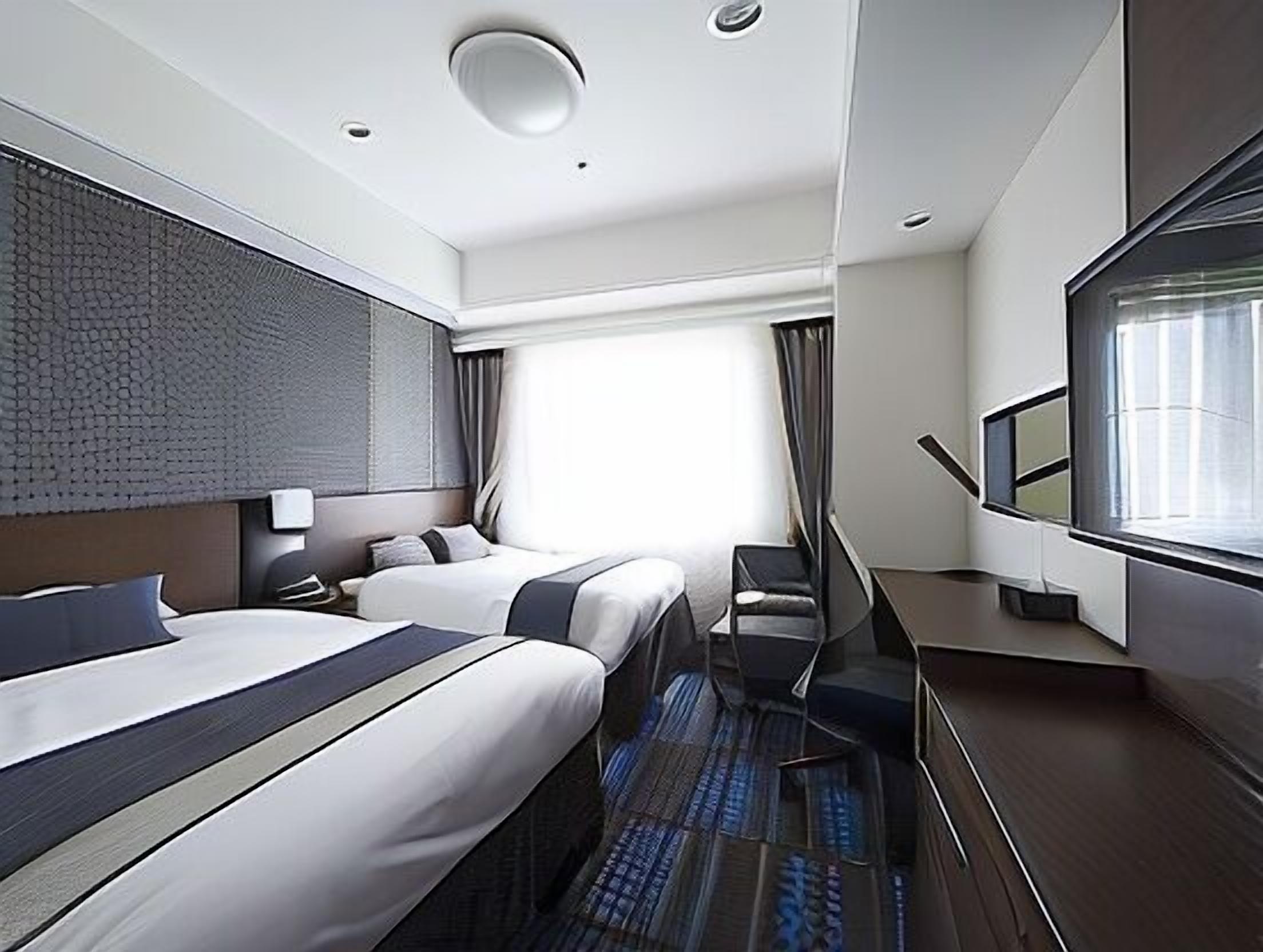 Sengetøy av topp kvalitet, skrivebord, blendingsgardiner og lydisolert