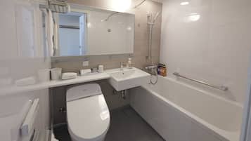 Een bad/douchecombinatie, een diep bad, gratis toiletartikelen