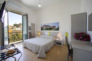 Ropa de cama de alta calidad, muebles diferentes y escritorio 