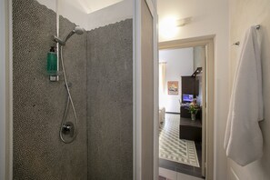 Camera con letto matrimoniale o 2 letti singoli | Bathroom | Shower, rainfall showerhead, free toiletries, hair dryer - Bed & Breakfast Terrazze Villanova (Trapani)