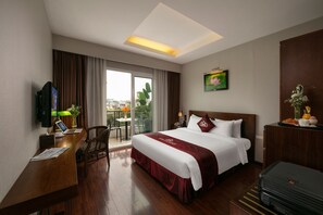 Premier Room (City View/Park View) | Minibar, in-room safe, desk, blackout curtains - Hotel Le Carnot (Hanoi)