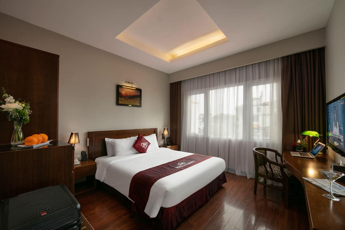 Superior Room (City View/Park View) | Minibar, in-room safe, desk, blackout drapes