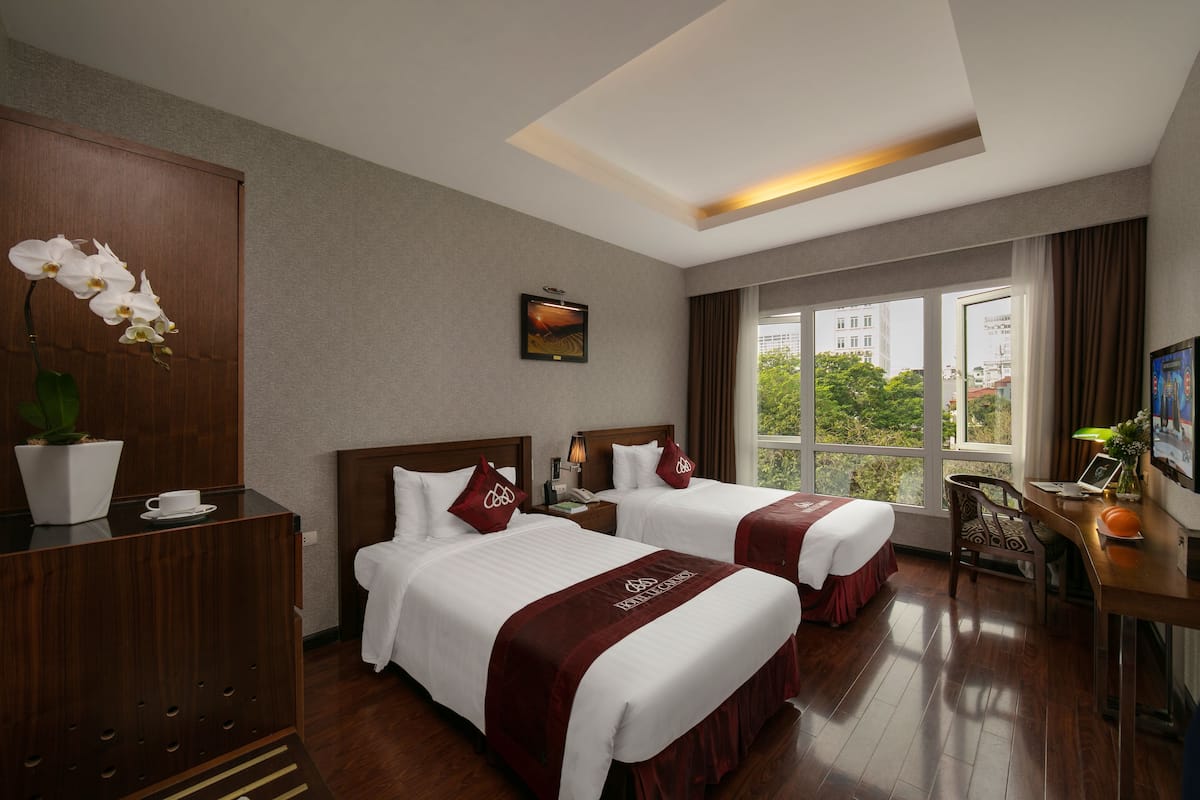 Deluxe Room (City View/Park View) | Minibar, in-room safe, desk, blackout drapes