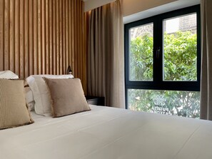 City Studio Suite | 2 bedrooms, premium bedding, down comforters, in-room safe - Puerta Catedral Suites (Seville)