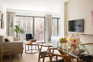 Suite superior, 2 habitaciones | Zona de estar | Televisión de pantalla plana de 32 pulgadas con canales por satélite