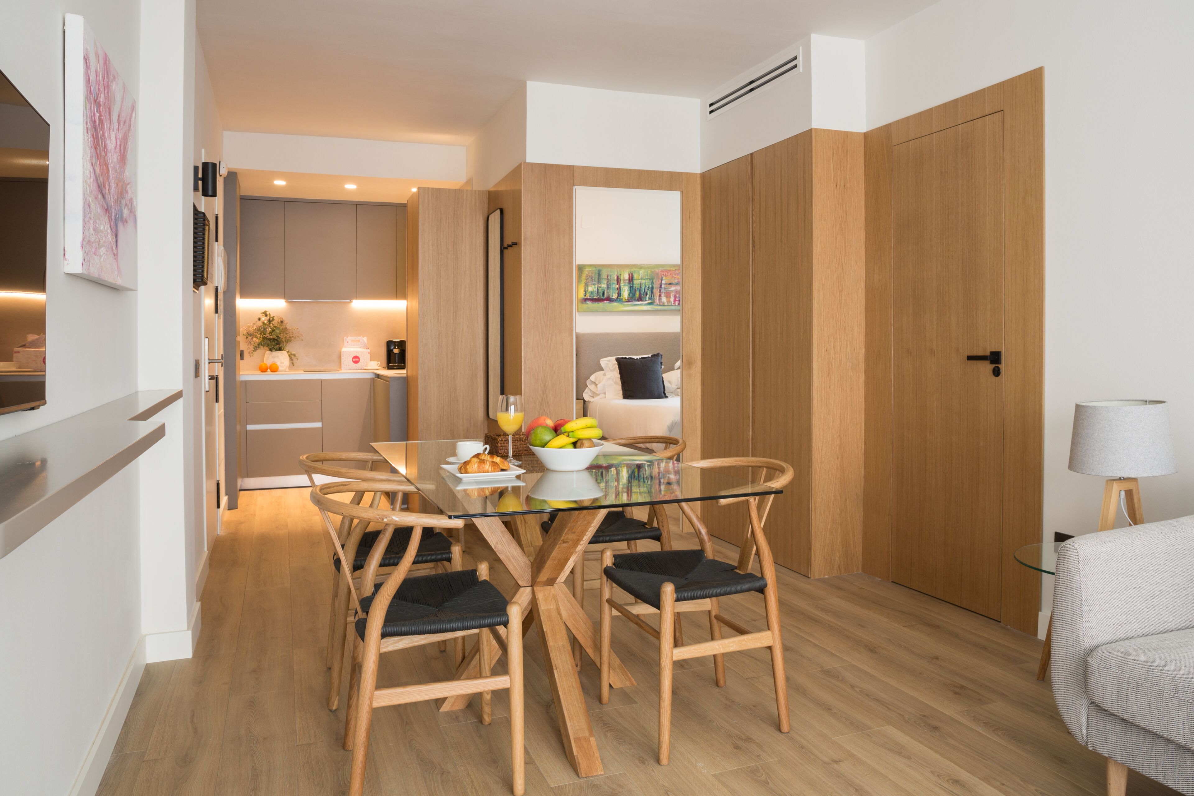 Superior-Suite, 2 Schlafzimmer | Wohnbereich | 32-Zoll-Flachbildfernseher mit Satellitenempfang, Fernseher