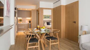Superior-Suite, 2 Schlafzimmer | Wohnbereich | 32-Zoll-Flachbildfernseher mit Satellitenempfang, Fernseher