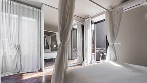 A spacious bedroom with a large bed, sheer curtains, and a view of a balcony. - Ferrini Home - Via Monte Sant'Agata (Catania)