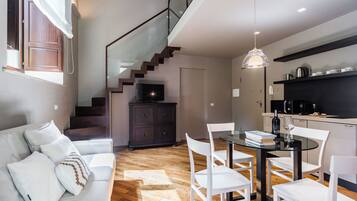 Apartemen Superior, teras | Area keluarga | Televisi layar datar 32-inci dengan saluran TV digital dan TV LED