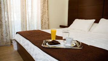 Schreibtisch, schallisolierte Zimmer, Bügeleisen/Bügelbrett