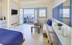 Suíte júnior, 1 cama de casal, piscina particular, vista para o mar (Caldera View) | Área de estar | Smart TV