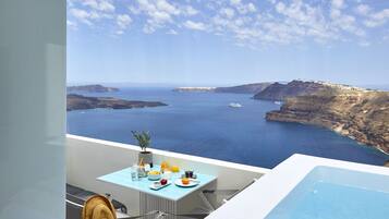 Panoramic View Suite with Full Privacy | Ylelliset vuodevaatteet, untuvapeitot, tallelokero huoneessa