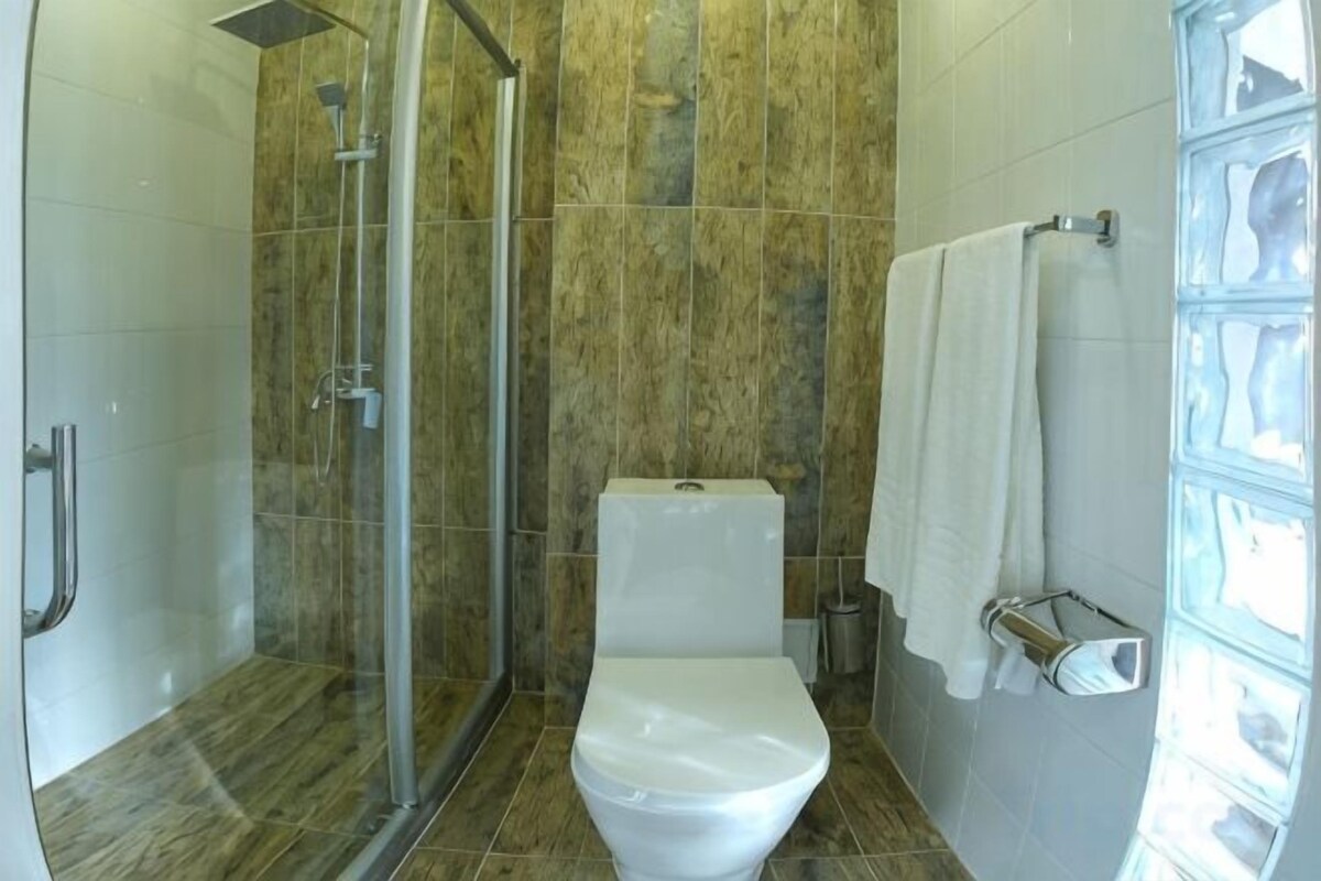 Badkamer | Een douche, een regendouche, gratis toiletartikelen, een haardroger