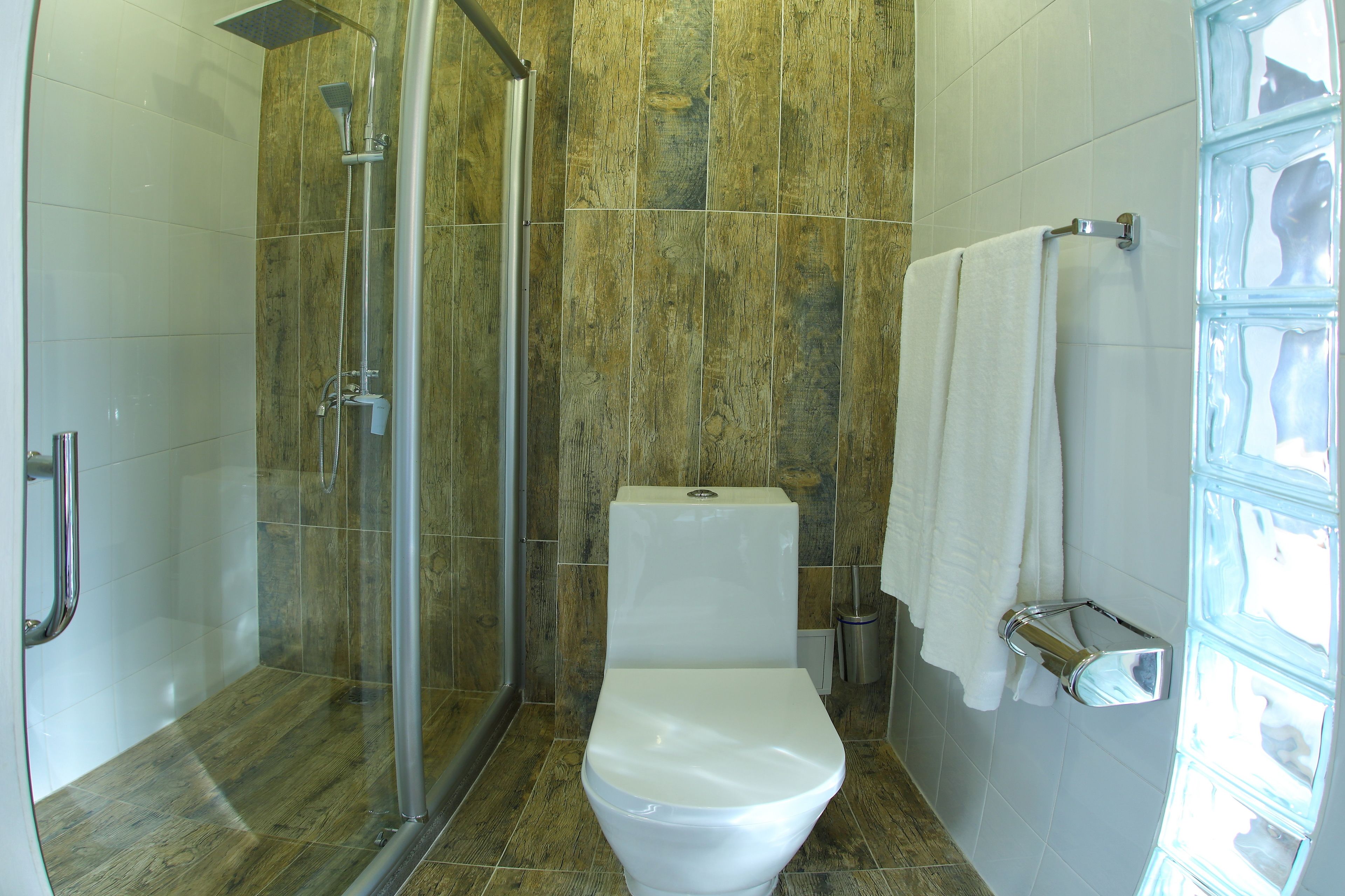 shower, rainfall showerhead, free toiletries, hair dryer