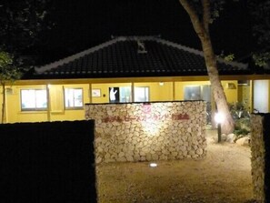 Fassade der Unterkunft – Abend/Nacht