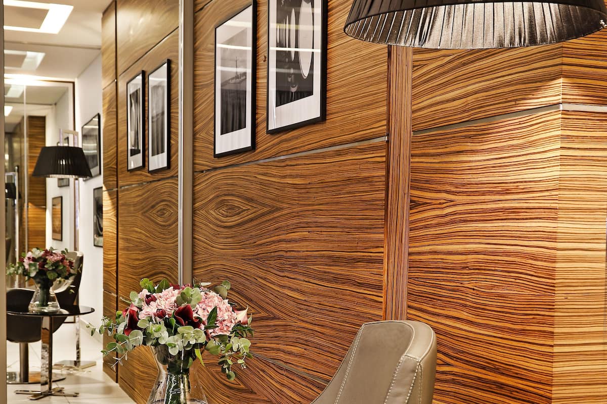Suite Eksekutif | Minibar, brankas, meja kerja, dan kedap suara