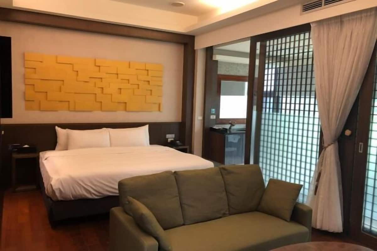 Premium bedding, minibar, free WiFi