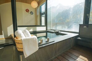 Kamar Klasik | Kamar mandi | Bathtub dan shower terpisah, pengering rambut, jubah mandi, dan sandal