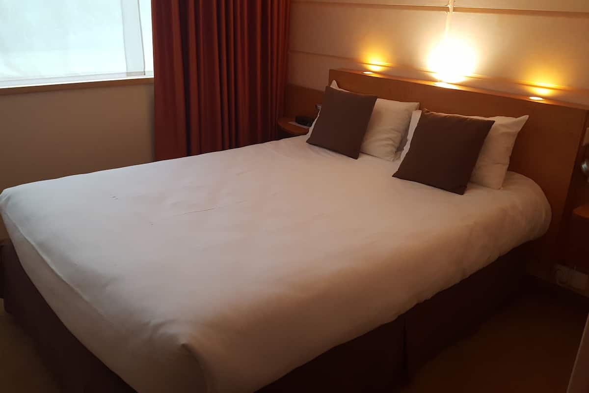 standard double room | 1 bedroom, individually furnished, desk, laptop workspace