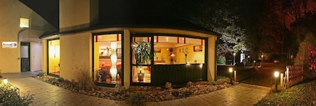 Façade de l’hébergement - soirée/nuit. Contact Hotel du Parc