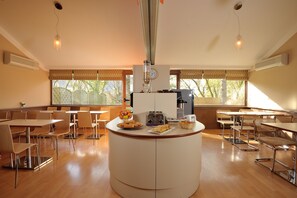 Petit déjeuner buffet (8.60 EUR par personne)