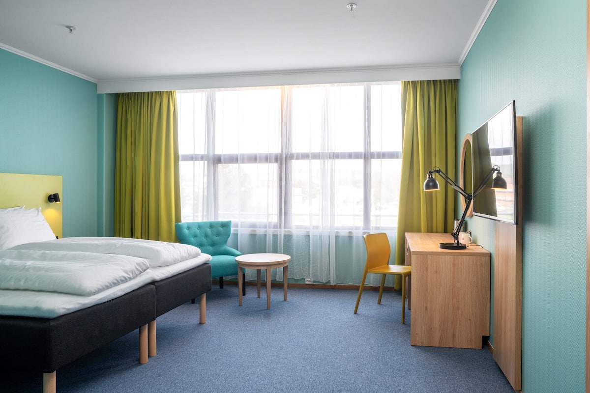 Standard Twin Room | Meja, Wi-fi percuma, cadar katil