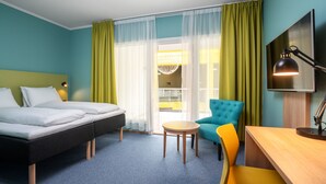 A hotel room with a bed, a desk, a chair, and a small table. - Thon Hotel Verdal (Verdal)