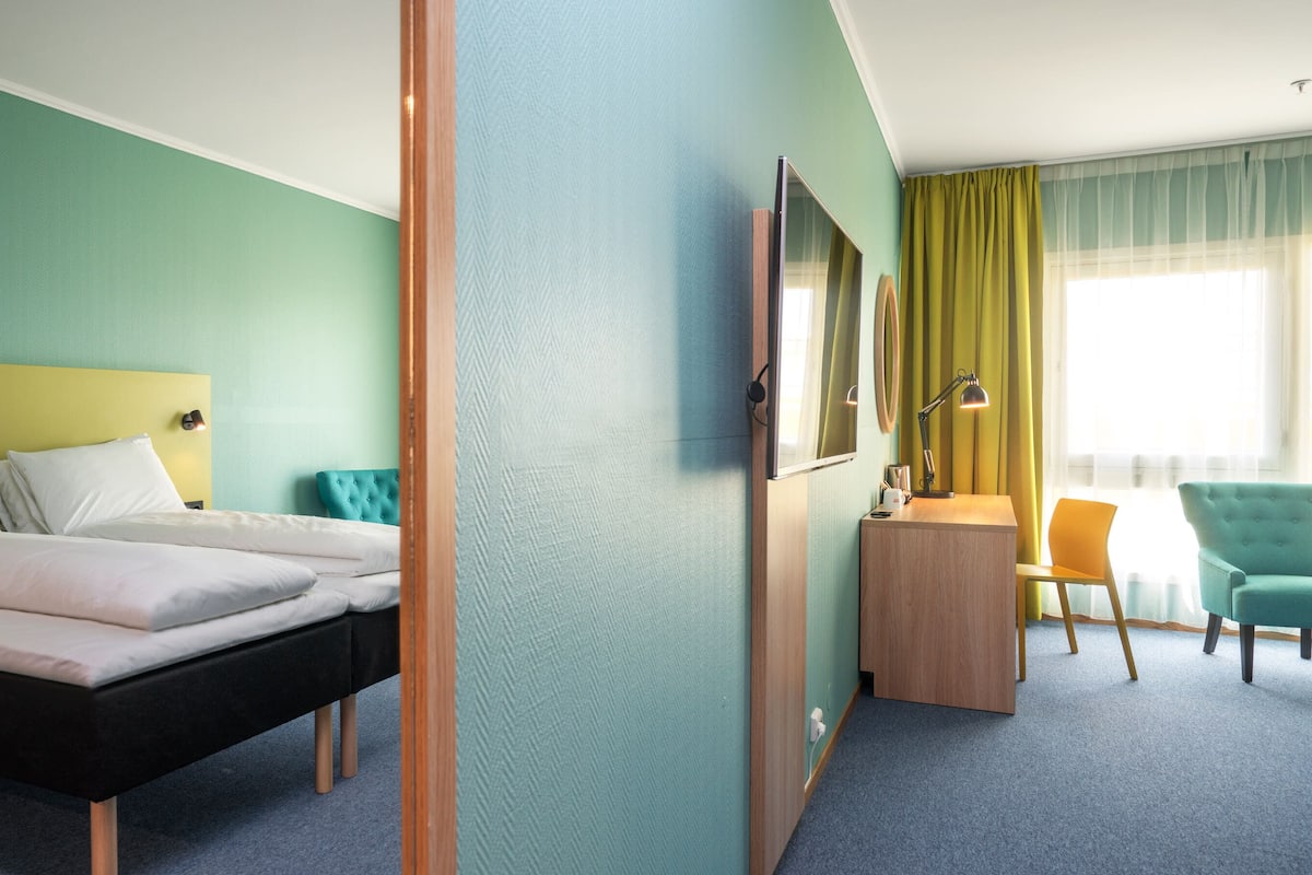 Escritorio, wifi gratis y ropa de cama