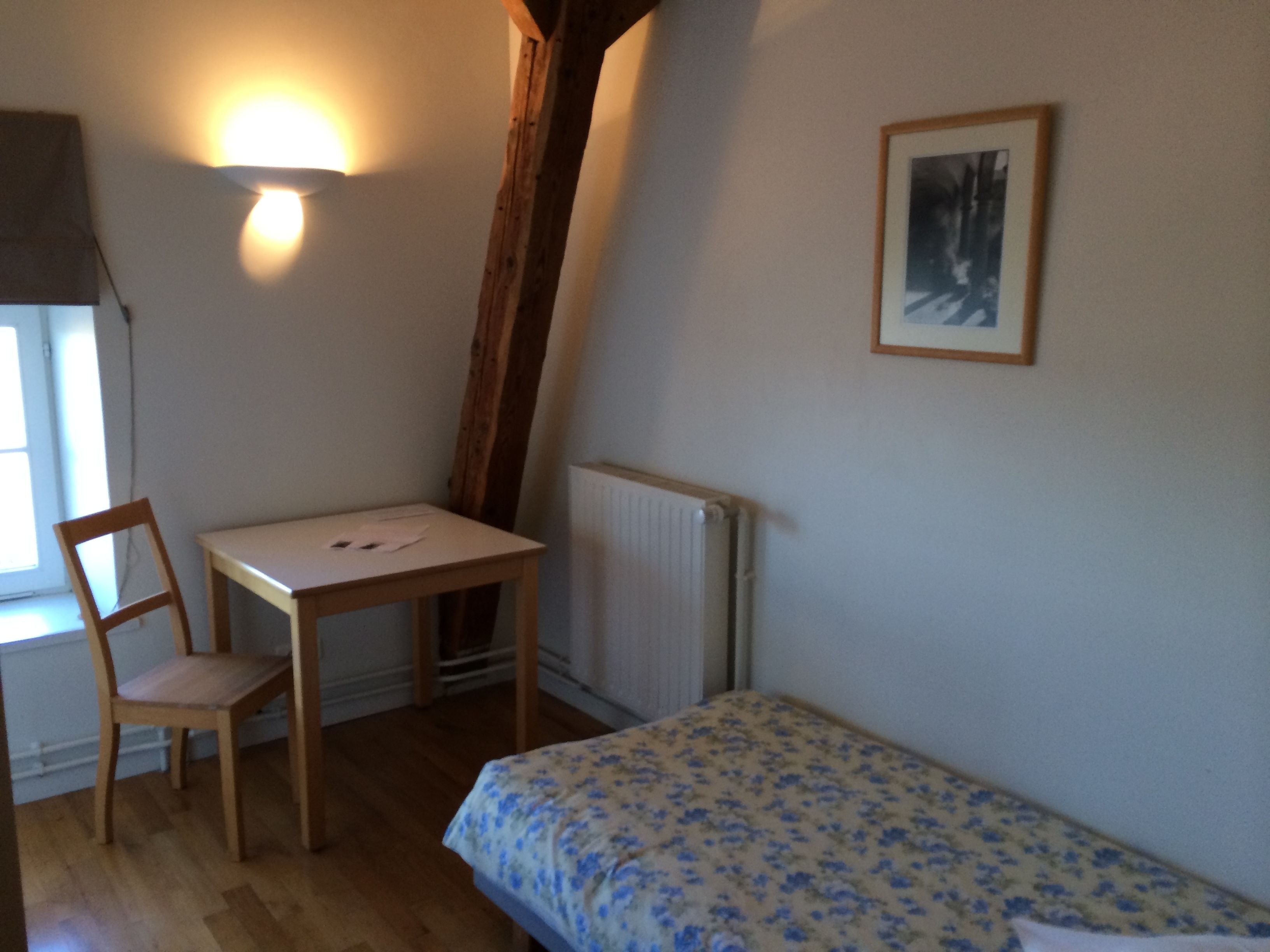 single room | desk, iron/ironing board, free wifi, bed sheets