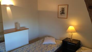 Bàn, bàn ủi/dụng cụ ủi quần áo, truy cập Internet không dây miễn phí