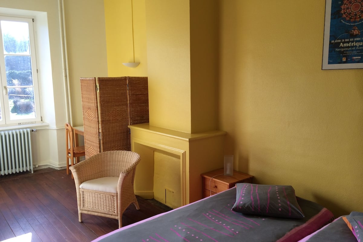 twin room | desk, iron/ironing board, free wifi, bed sheets