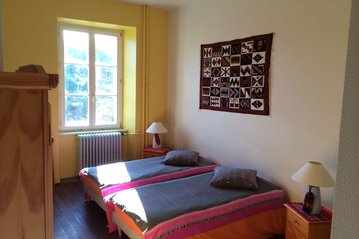 twin room | desk, iron/ironing board, free wifi, bed sheets
