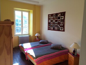 Habitación, 2 camas individuales | Escritorio, tabla de planchar con plancha, wifi gratis y ropa de cama