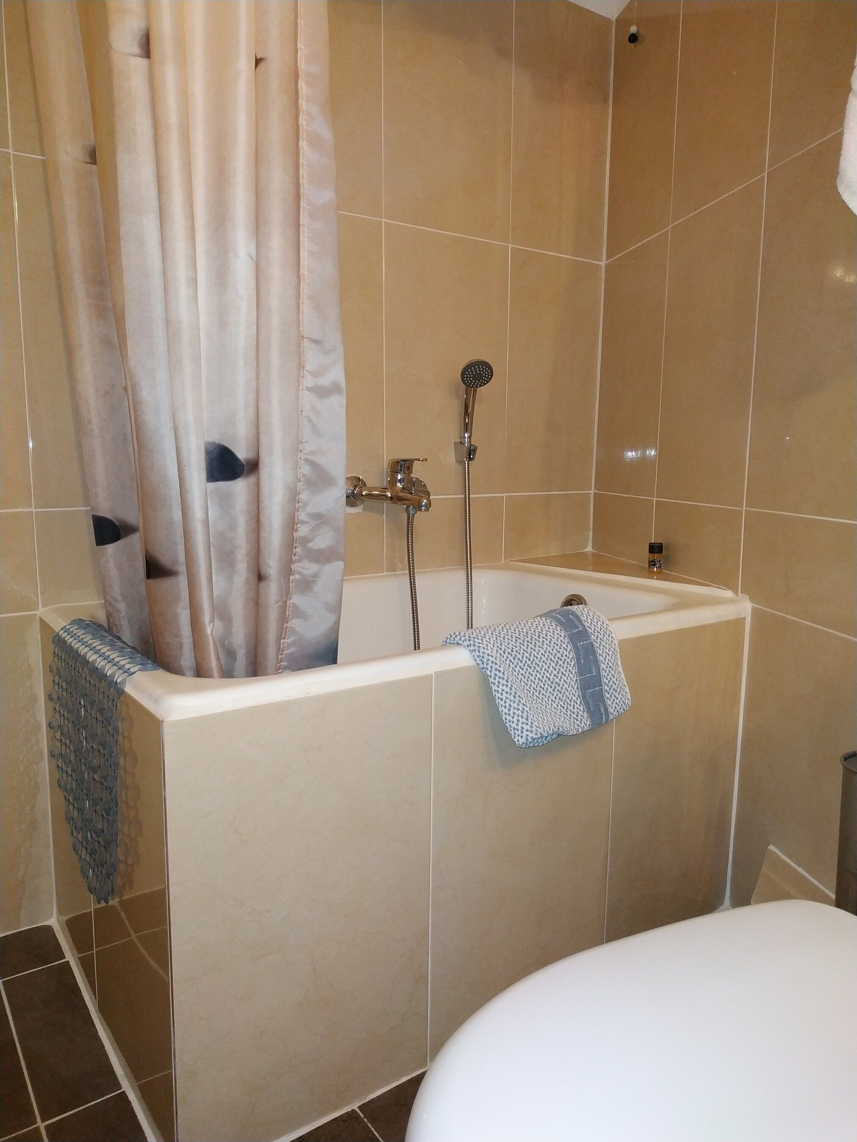twin room, sea view | bathroom | bathtub, free toiletries, hair dryer, towels