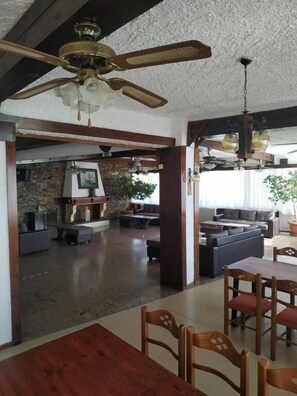 Lobby sitting area - Daskalio Beach Hotel (Lavreotiki)
