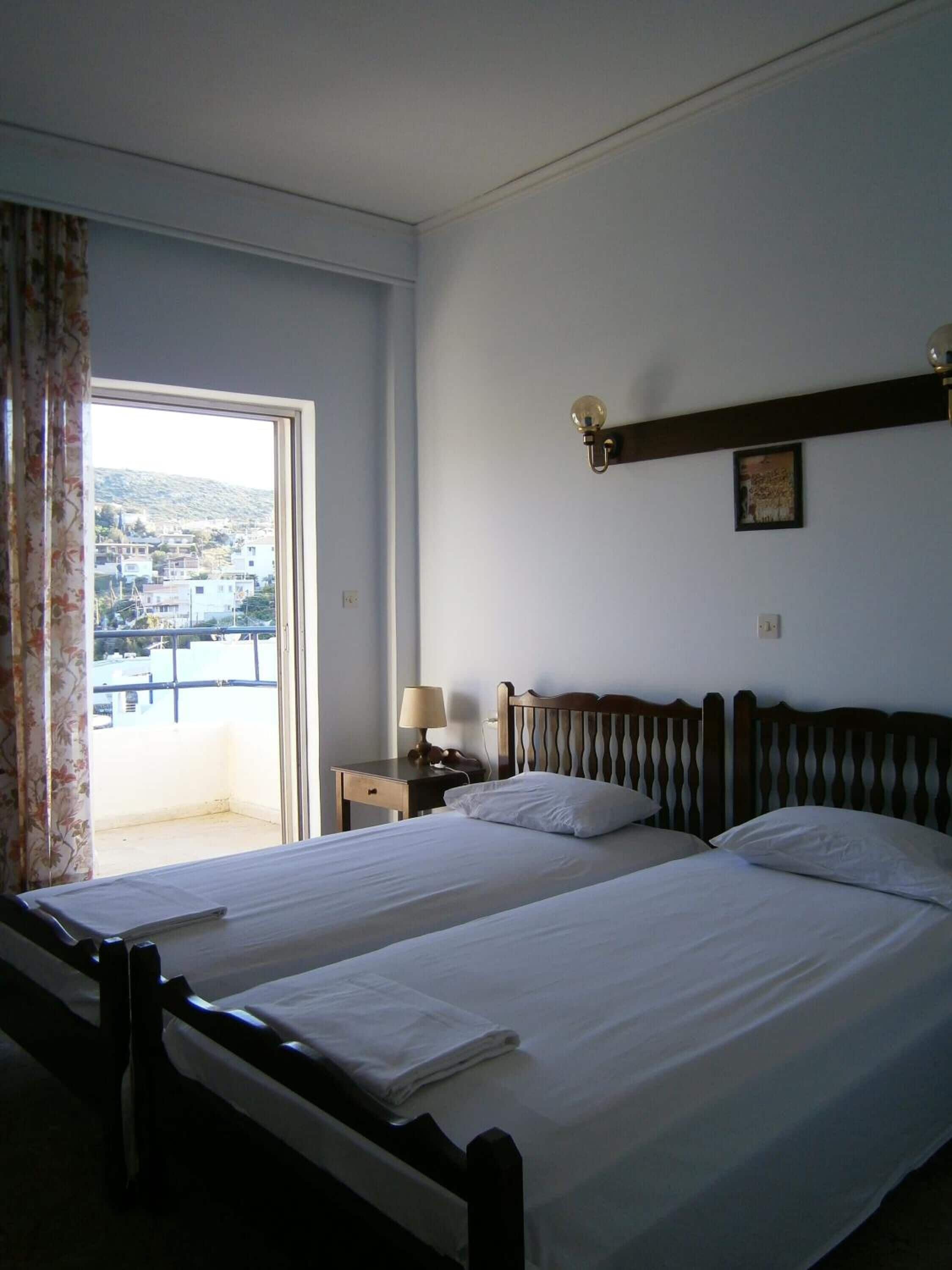Chambre avec lits jumeaux, vue mer | Fer et planche à repasser, draps fournis