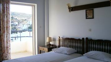 Chambre avec lits jumeaux, vue mer | Fer et planche à repasser, draps fournis