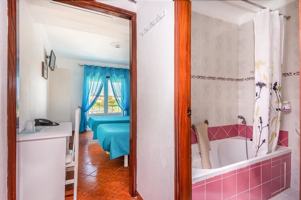 twin room | bathroom | bathtub, free toiletries, hair dryer, towels
