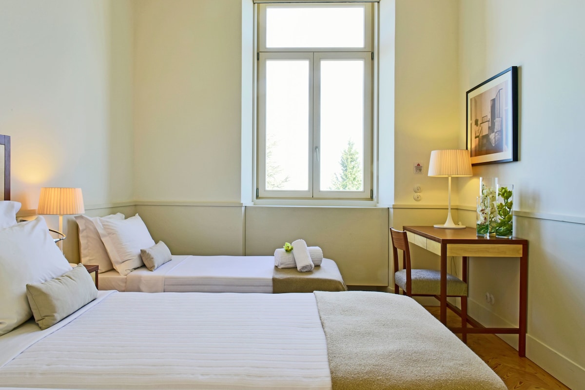 Een minibar, een kluis op de kamer, geluiddichte muren, gratis wifi