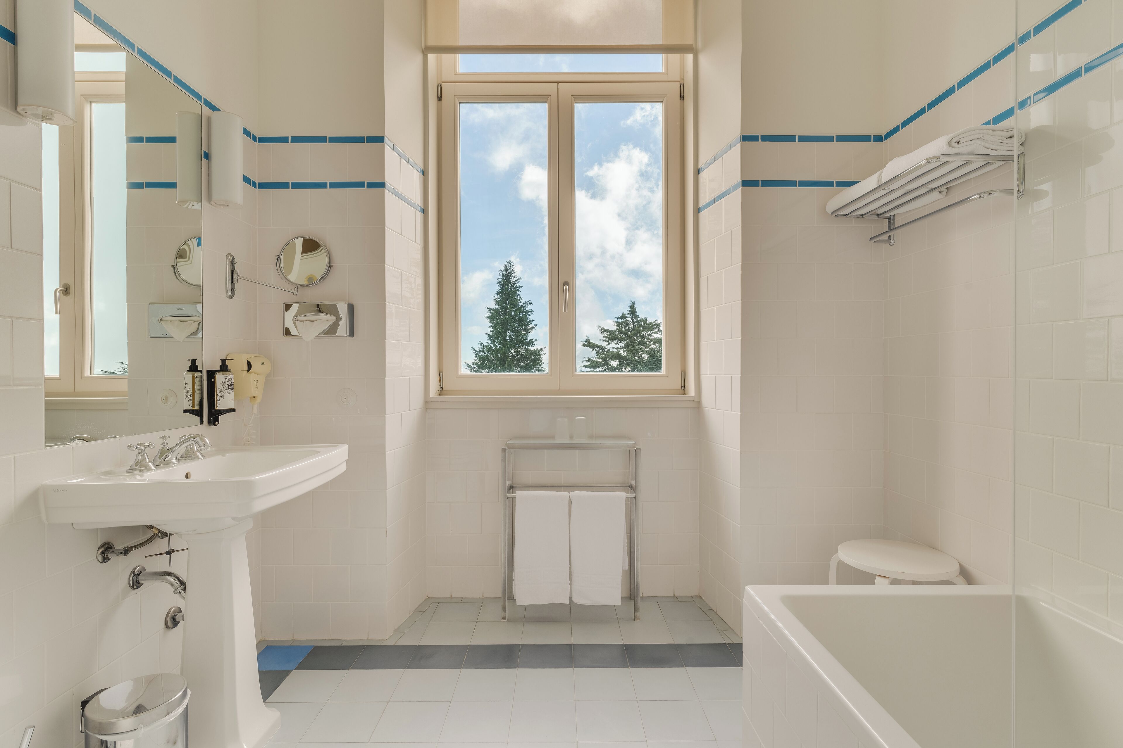 高級雙人或雙床房 | 浴室 | 環保梳洗用品、風筒、坐浴桶、提供毛巾