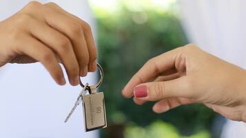 Une main tenant un porte-clés avec un cadenas et une clé.