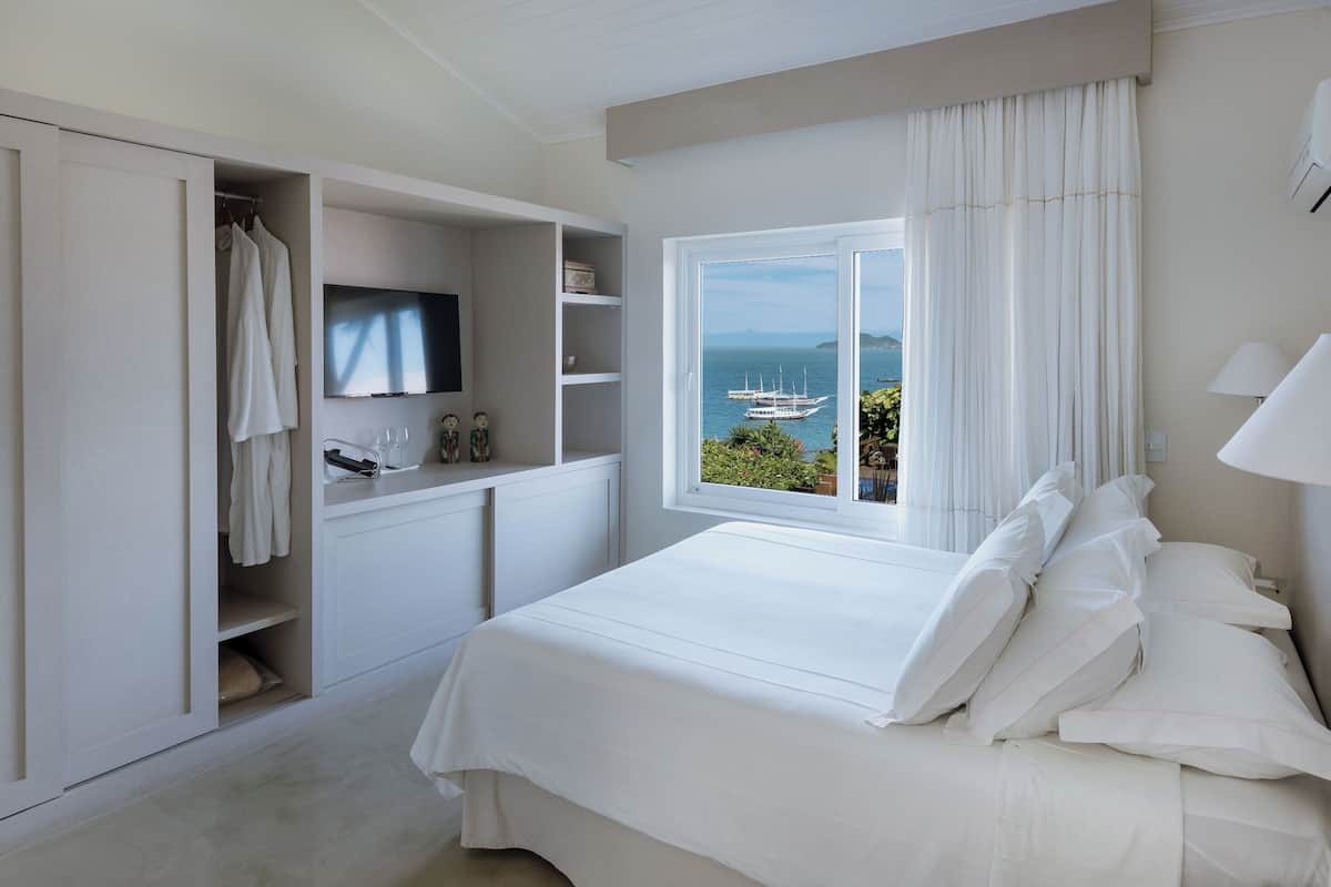 Minibar, in-room safe, individually decorated, individually furnished