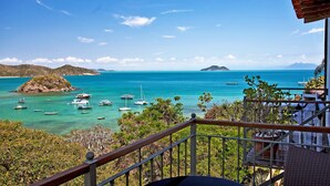 A coastal view with boats, a rocky island, and a clear sky. - Abracadabra Boutique Hotel (Búzios)