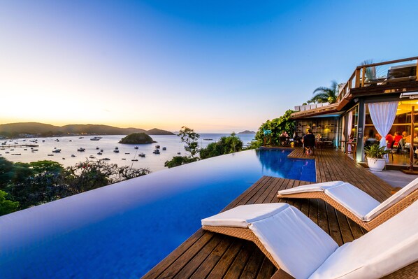 Piscina externa, espreguiçadeiras