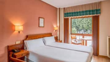 Twin Room | In-room safe, iron/ironing board (on request), free WiFi, bed sheets