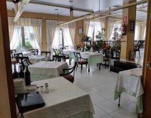 Desayuno buffet diario (EUR 8 por persona)