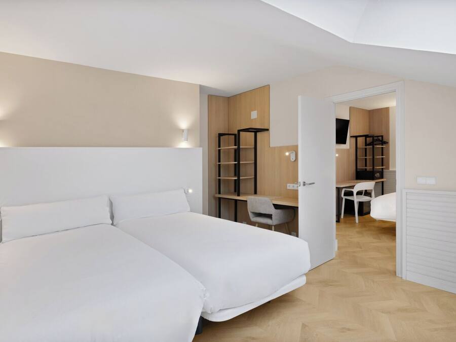 Vierpersoonskamer | Een kluis op de kamer, een bureau, een strijkplank/strijkijzer